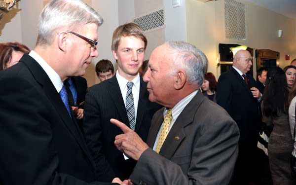 ,,Energetikos saugumas yra raktinis klausimas” – pokalbis Latvijos ambasadoje. Iš k: Latvijos prezidentas Valdis Zatlers, ŠALSS pirm. Paulius Vertelka ir dr. Stasys Bačkaitis.